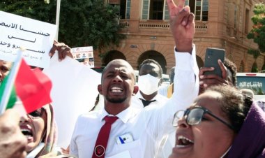 الآلاف يتظاهرون مجددا في السودان والشرطة تطلق قنابل الغاز