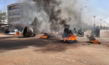 تمركز جنود ملثمين خارج مقر التلفزيون الرسمي في بوركينا فاسو