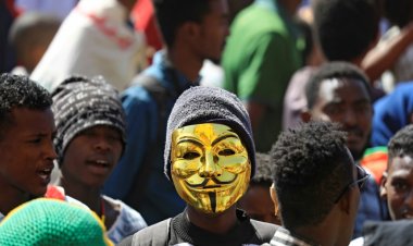 آلاف السودانيين يتظاهرون ضد الانقلاب العسكري والشرطة تطلق قنابل الغاز لتفريقهم