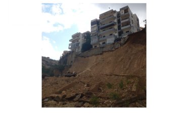 اخلاء سكان من مبان في الغازية لتصدعها نتيجة انهيار حائط دعم