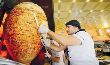 مطعم سوري في ليبيا يحضر سيخ شاورما بوزن 600 كلغ