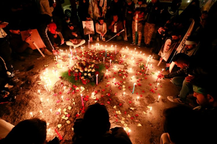 إضاءة شموع في مطار بغداد في الذكرى الثانية لاغتيال سليماني والمهندس