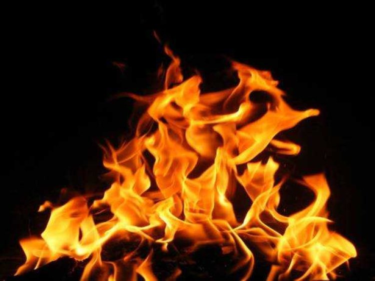 إصابة شخصين بحريق داخل أحد المنازل