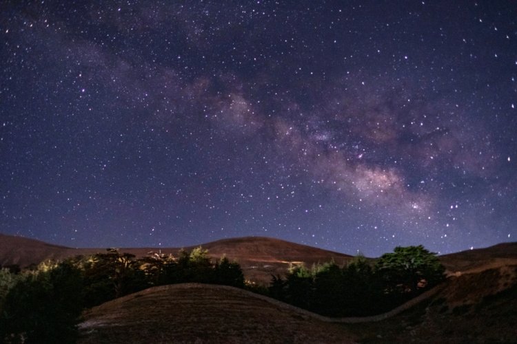 اكتشاف "تيار" نجوم من العصور المبكرة للكون بفضل "علم آثار المجرّات"