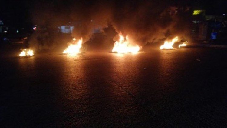 بالصّورة: قطع تقاطع ايليا بالإطارات المشتعلة