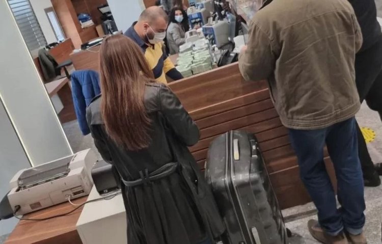 بالصور:  ذهبوا بحقائب سفر الى البنك لصرف الليرة اللبنانية لدولار؟