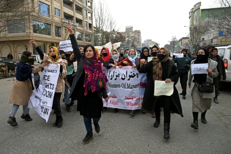 نساء أفغانيات يختبئن خشية من قمع حركة طالبان