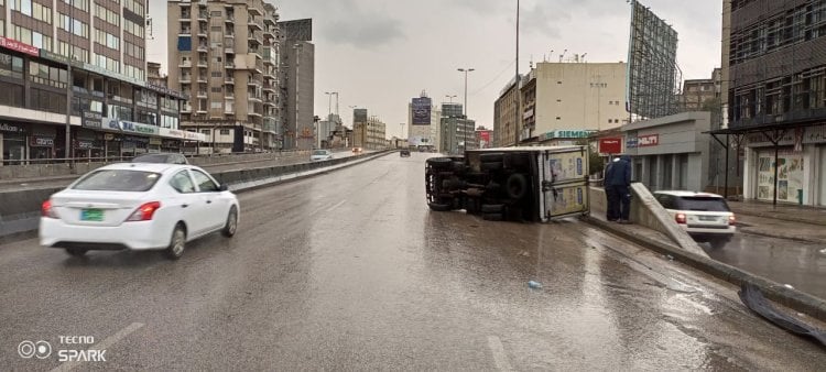 بالصورة: انقلاب بيك اب على جسر الدورة