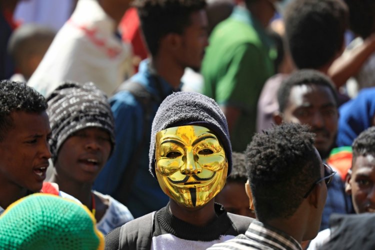 آلاف السودانيين يتظاهرون ضد الانقلاب العسكري والشرطة تطلق قنابل الغاز لتفريقهم