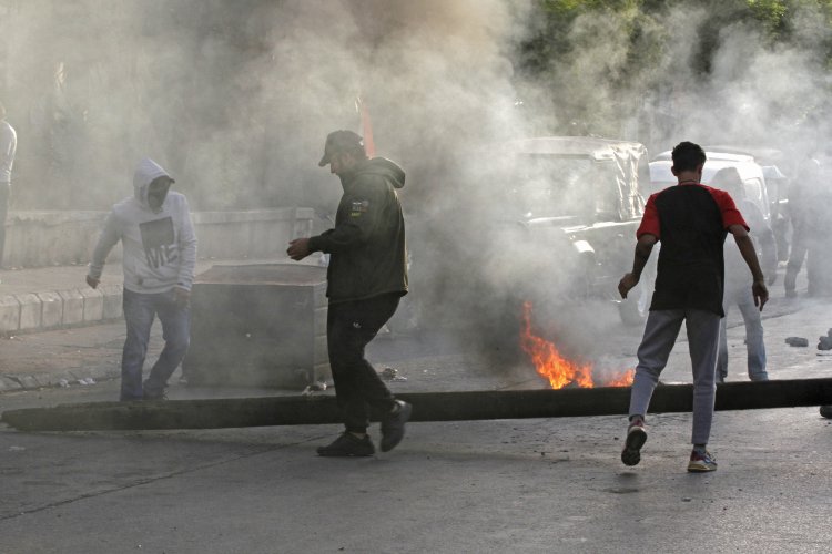 قطع الطريق امام النافعة في صيدا احتجاجا على التأخير في انجاز المعاملات