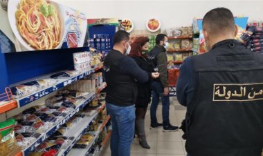 بالصور: مداهمات لمتاجر وسوبرماركت في مناطق مختلفة