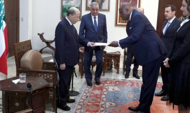 عون تسلم أوراق اعتماد عدد من سفراء الدول