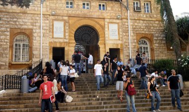 الأزمة اللبنانية تحول طلاب لبنان إلى عمال
