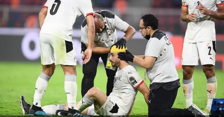 لاعب مصري خاض مباراة الكاميرون مصابا.. ثم "7 غرز"