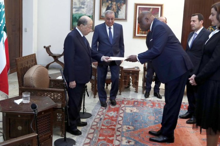عون تسلم أوراق اعتماد عدد من سفراء الدول