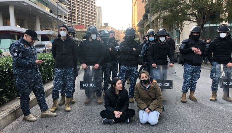 محتجّون غاضبون أمام منزل ميقاتي على خلفية "بدنا نتحمّل بعض"