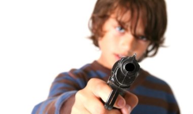 حادثة غريبة.. صبي بعمر 3 سنوات يقتل والدته برصاصة