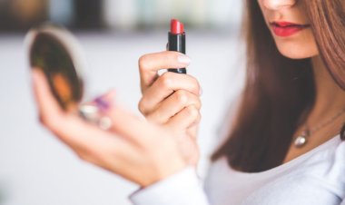 متطلّبات المرأة كثيرة ولكن اليد قصيرة.. بلا رموش وماسكرا!