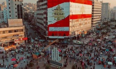 بالصورة: امرأة تقطع الطريق في ساحة النور... ما السبب؟
