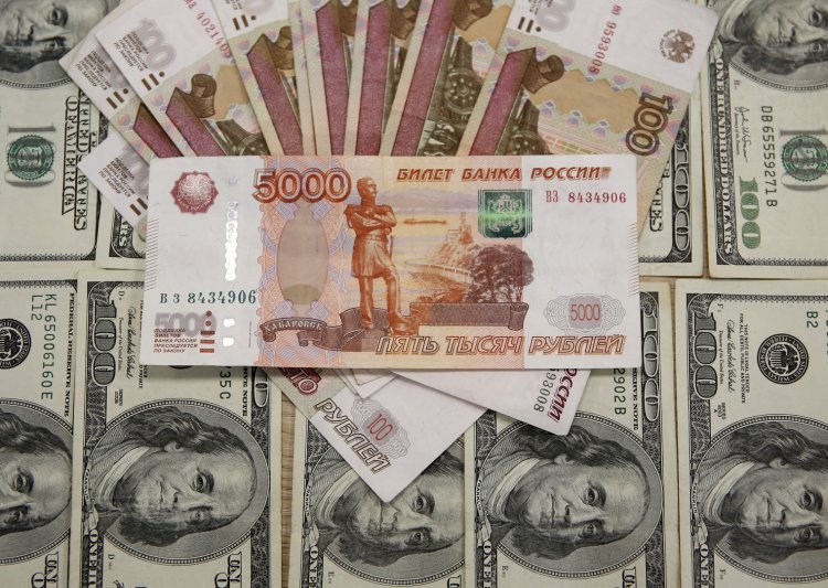 الروبل يتراجع أمام الدولار في بورصة موسكو