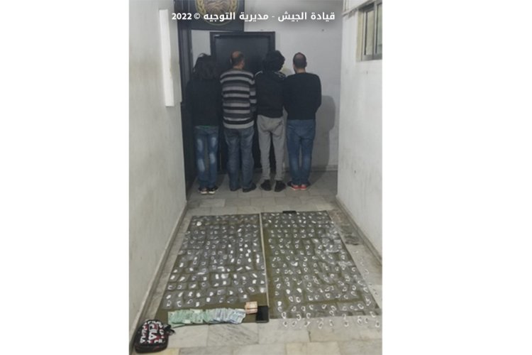 مداهمة منازل مطلوبين وضبط مخزن للأسلحة في القرعون