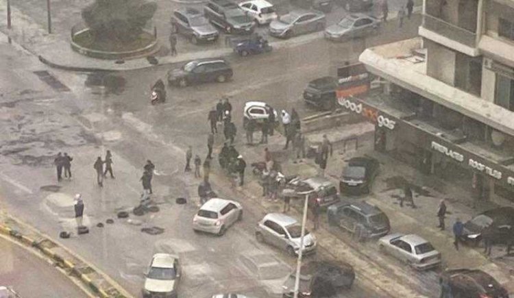 محتجون قطعوا اوتوستراد ميرنا الشالوحي
