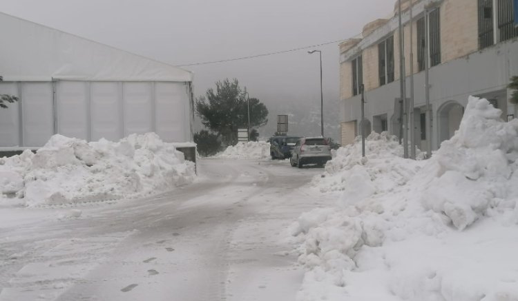 الثلوج تقطع طريق مستشفى الضنية الحكومي والمناطق الجردية