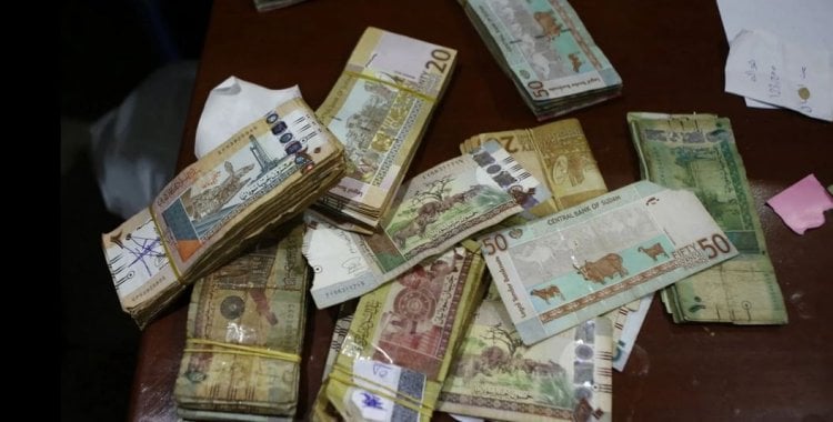 تجار يوقفون البيع.. انهيار الجنيه يربك الأسواق