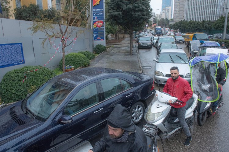 بالصور: طوابير السيارات عادت من جديد أمام محطات المحروقات