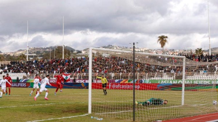 أحداث شغب توقف مباراة لبنان وسوريا