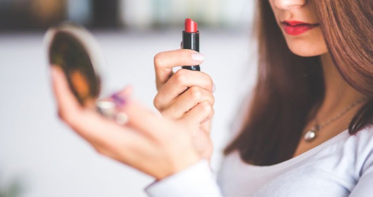 متطلّبات المرأة كثيرة ولكن اليد قصيرة.. بلا رموش وماسكرا!