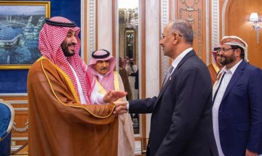  الرئيس اليمني يعفي الأحمر من منصبه ويشكل مجلس قيادة رئاسيا
