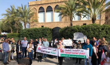 متعاقدون ومدربون وطلاب في اللبنانية اعتصموا أمام منزل ميقاتي في طرابلس