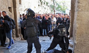 17 جريحاً بعد اقتحام الشرطة الإسرائيلية باحات المسجد الأقصى