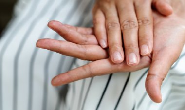 6 علامات تنذر بالخطر يجب ألا تتجاهلها أبدا على أظافرك