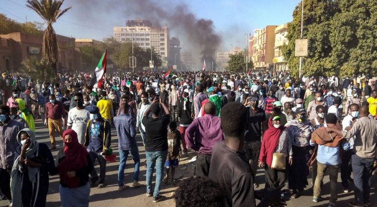 السودان.. البرهان يهدد بطرد مبعوث الأمين العام للأمم المتحدة