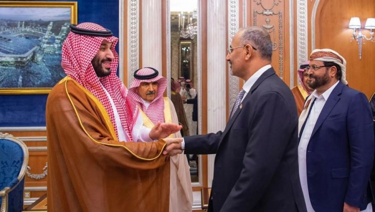  الرئيس اليمني يعفي الأحمر من منصبه ويشكل مجلس قيادة رئاسيا