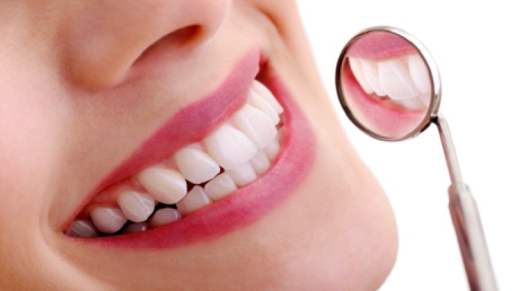 لماذا تظهر لدى البعض بقع بيضاء عنيدة على أسنانهم ولا تختفي أبدا؟