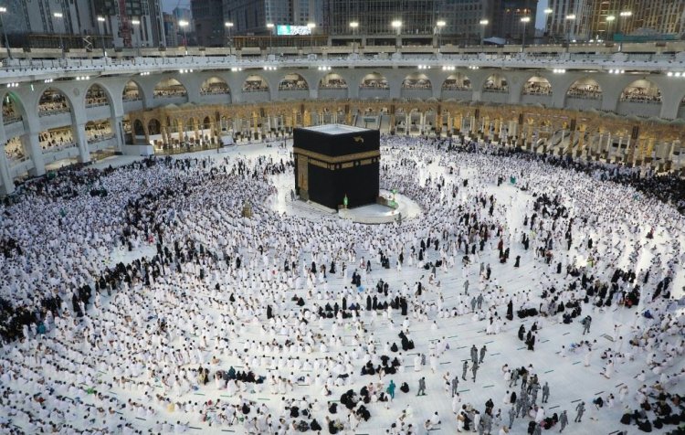 بالفيديو: شجار بين معتمرَين في الحرم المكي
