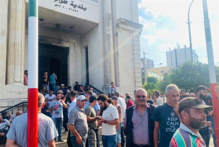 وقفة احتجاجية لموظفي وعمال بلدية طرابلس..