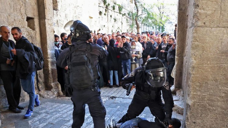 17 جريحاً بعد اقتحام الشرطة الإسرائيلية باحات المسجد الأقصى