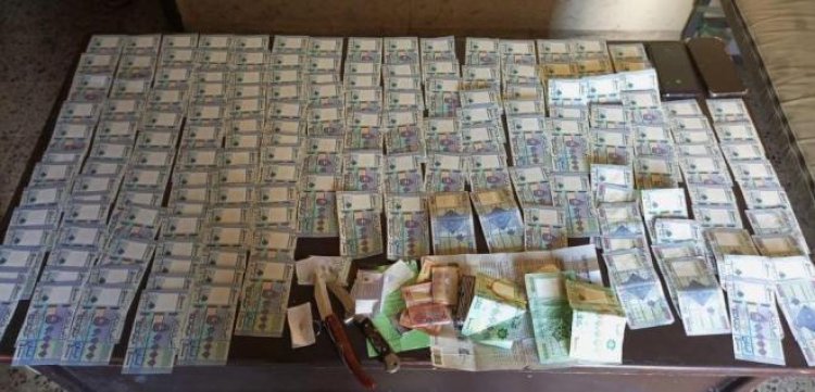 ينشط بترويج العملة المزيفة.. وشعبة المعلومات توقفه