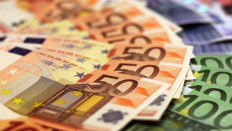 اليورو يهبط أمام الروبل الروسي إلى مستوى هو الأول منذ مارس 2020