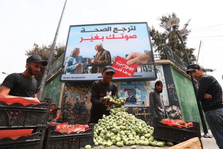 توقيف مواطن أحرق لوحة إعلانية لمرشح أحد الأحزاب في الشويفات