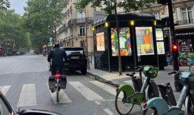 بالصورة: السفير وصل على دراجة نارية للتصويت