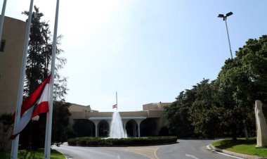 تنكيس العلم اللبناني على سارية قصر بعبدا..