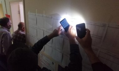 بالصورة: إضاءة بالهواتف داخل القاعات في مراكز الاقتراع في بعلبك