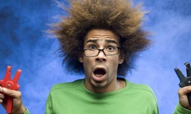 لماذا يتعرض البعض لصدمات كهربائية باستمرار مما يلمسونه؟