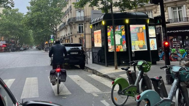 بالصورة: السفير وصل على دراجة نارية للتصويت