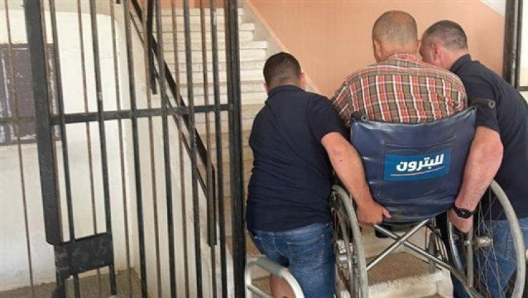 بالصورة: معاناة أصحاب ذوي الاحتياجات الخاصة في الوصول إلى أقلام الاقتراع